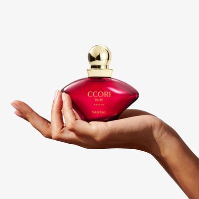 Mujer - Ccori Rubí Parfum Elegancia y sensualidad.