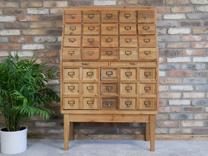 Just what you need! Say goodbye to all those 'messy drawers' where you can never find what you're looking for. This good-looking drawer unit means that you can separate all those things that need to be safely kept and found easily!
Dimensions 137 x 90 x 36 cm