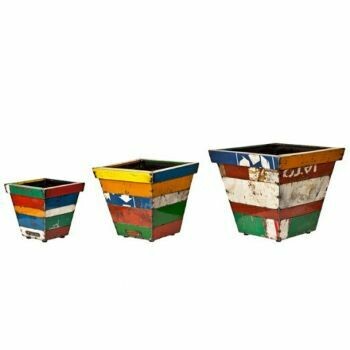 Catch the Spanish feeling with the Madrid planters, made of 100% recycled metals. A set of three different sizes and each one as interestingly decorated as the others.