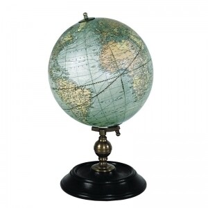 Such beautiful colouring on this Weber Costello globe. It shows how the world was in 1921 when much of the world was still red!
The height of this masterpiece is 30.5 cm