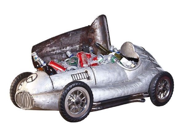 The quality of the Silver Arrows is never in question, and that's so especially in this case.
Because this Silver Arrow is special- just open up the bodywork to expose a drinks cooler- just right for the booze and the ice. It's even got a bottle opener at the back.