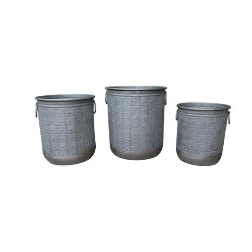 You get three planters of slightly different sizes