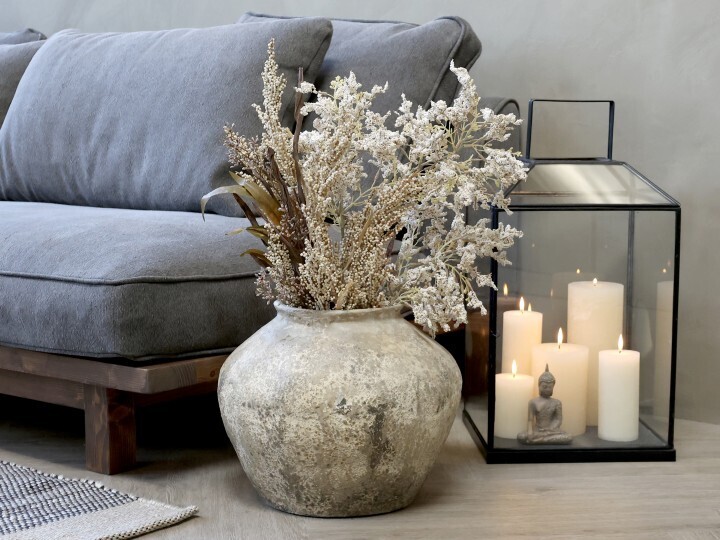 Marina Pot
Antique Cream Pot
Rustic Finish. Wide Pot with wide neck
Sited against the serene sofa and lantern with candles. Dressed with dried flowers