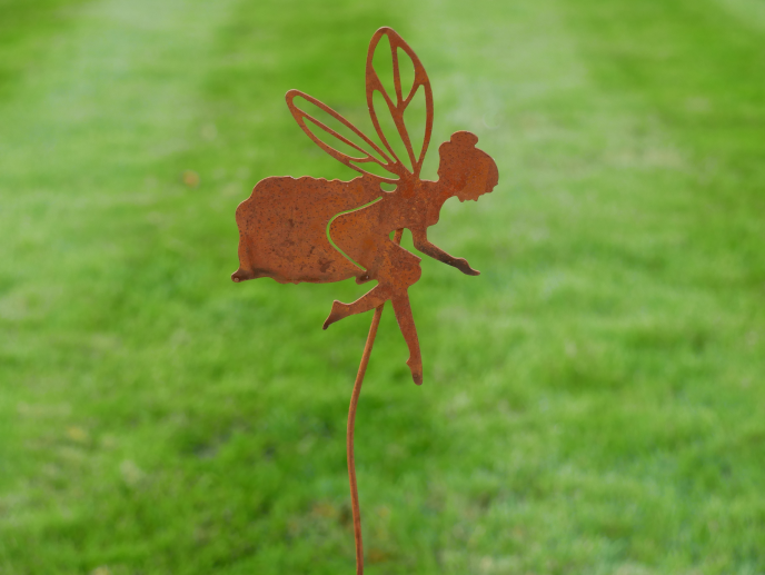 See the rusty finish on the stake contrasting with the colour of the lawn