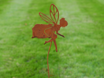 See the rusty finish on the stake contrasting with the colour of the lawn