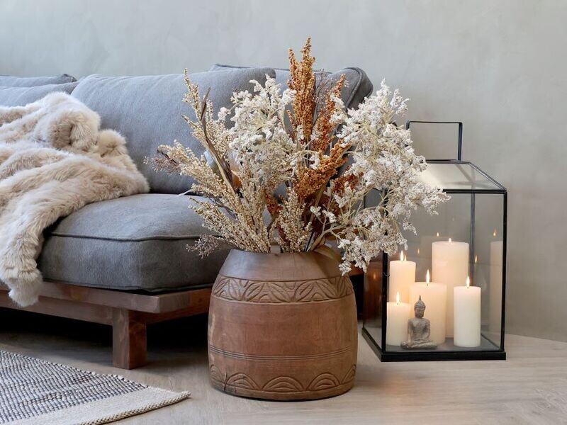 Parvati Vase
Natural Finish with decorative rim pattern design
Wide neck
Sited next to the serene sofa and lantern filled with candles. Dressed with dried flowers