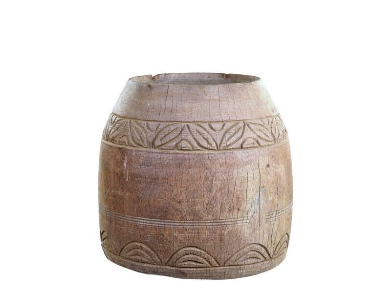 Parvati Vase
Natural Finish with decorative rim pattern design
Wide neck