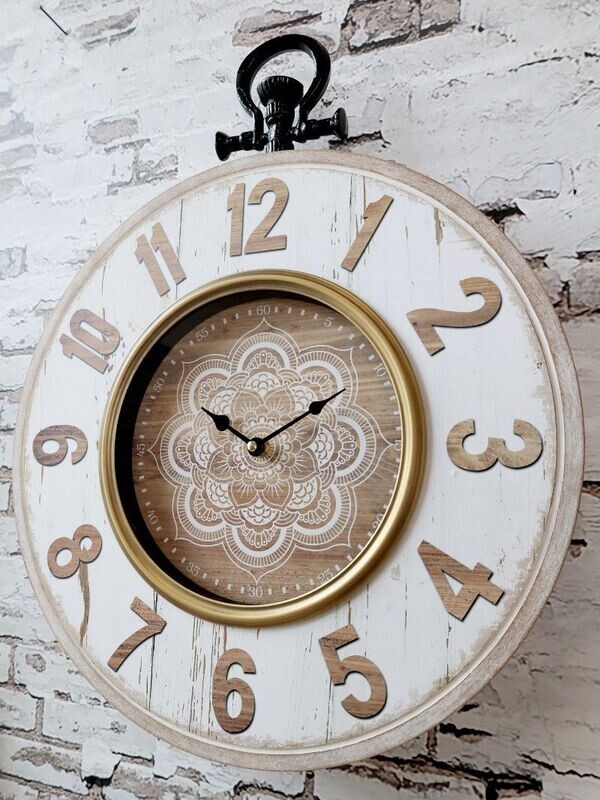 A nice close up of this attractive clock