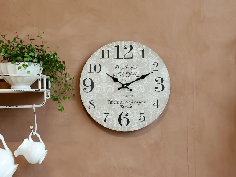 A light grey finish and a 34 cm diameter clock face, this clock could be just what you need.