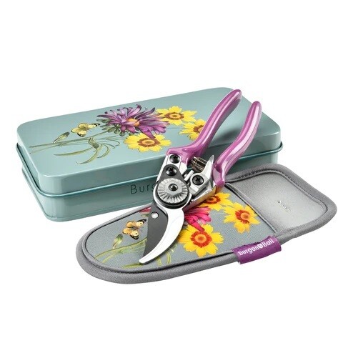 Burgon & Ball Asteraceae Pruner and Holster Set Asteraceae Design. Light Duck Egg Blue with three yellow flowers and one purple flower design.
Purpled handled pruner and holster featuring pattern and trimmed in grey. Gift box with pattern featured on lid.