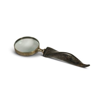 The magnifier glass has a brass rim and is fixed onto the horn handle.