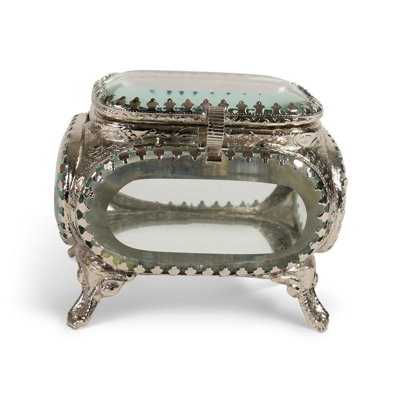 A French style jewellery box for your very best pieces. Made of brass and deserving of your favourite jewellery. 