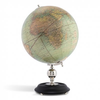 A beautiful Weber Costello globe on a nickel plated brass stand, itself set on an ebony finished rosewood base.
Height 50 cm 