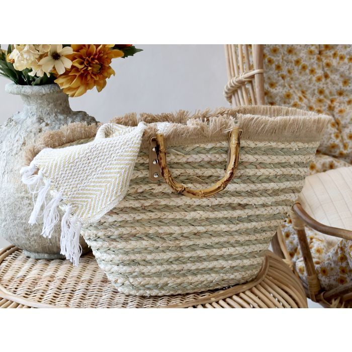 Just what you want for practicability! A plain beach bag that's handy for quickly getting things together and the shape of the bag makes it really easy to find just what you want with minimum fuss. Made of Jute and Cotton, it comes in a natural finish. Height 33 cm. Shown here on the shelf ready for action!