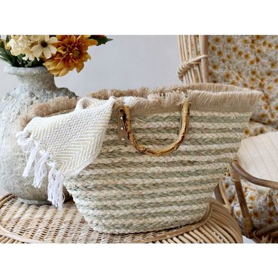 Just what you want for practicability! A plain beach bag that's handy for quickly getting things together and the shape of the bag makes it really easy to find just what you want with minimum fuss. Made of Jute and Cotton, it comes in a natural finish. Height 33 cm. Shown here on the shelf ready for action!