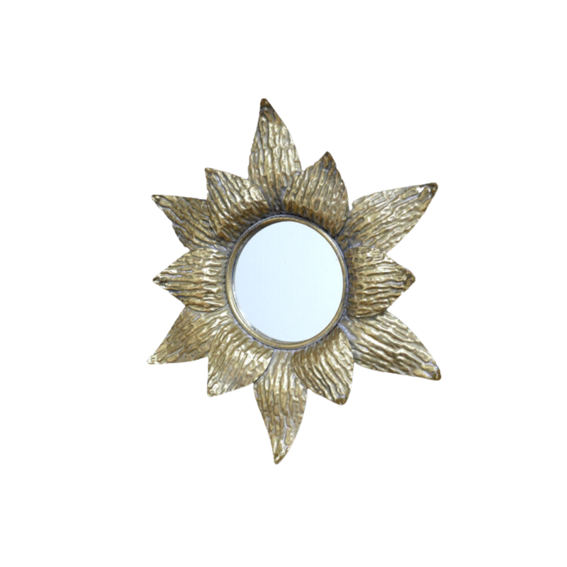 Attractive wall mirror in light silvery gold finish
Made from metal
Diameter 44 cm.
Front view