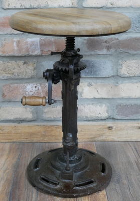 An interesting stool in an industrial style with a handle ratchet mechanism enabling the stool to be highered or lowered according to taste! Sturdy iron frame with mango wooden seat and handle.
Height can be adjusted by turning the handle, anywhere from 46 to 60 cm.
Image shows close up of ratchet mechanism