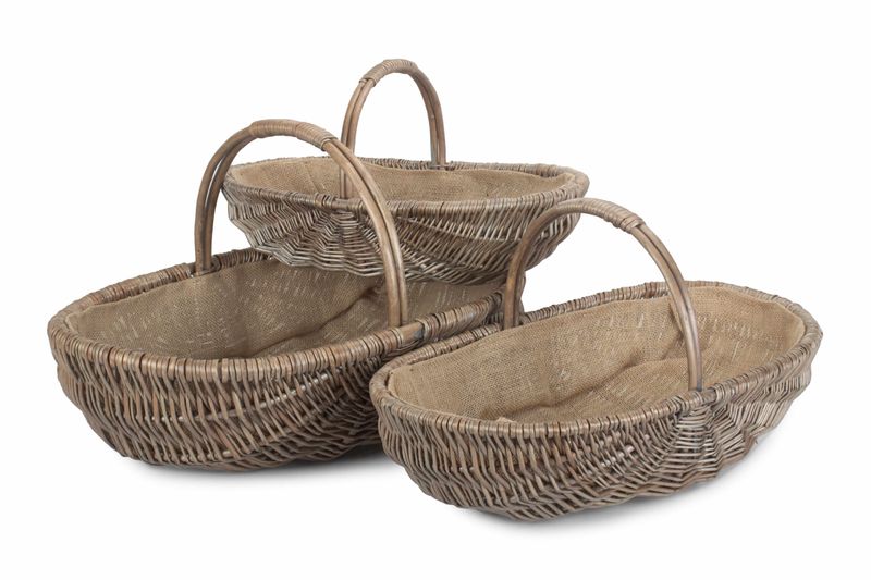 Shallow Antique Wash Lined Trug Set Shallow Antique Wash Lined Trug Set
Hessian Lined. Oval in Shape. Antique Wash Finish.
Set of three.