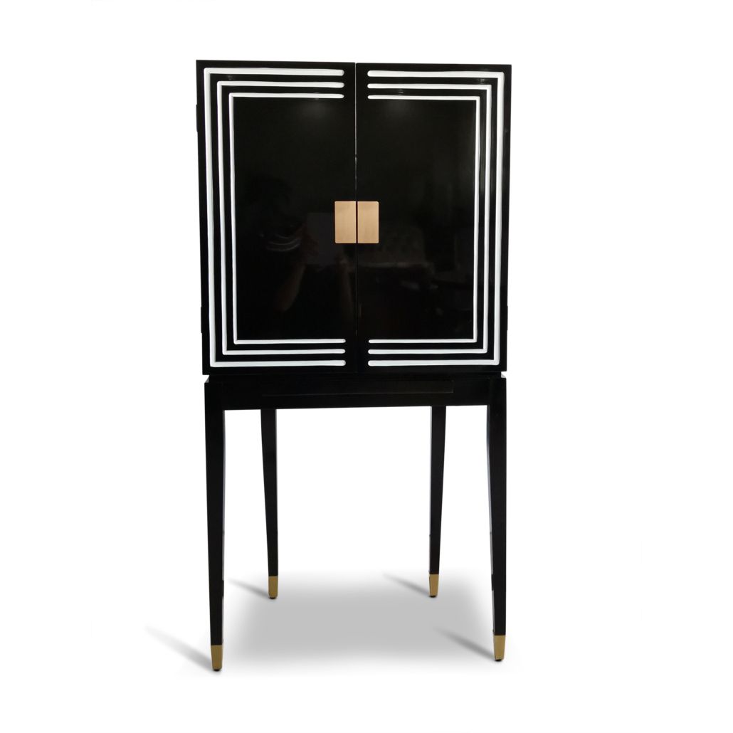 This just oozes class, and is the ideal place for your supply of port and sherry!
A really beautiful piece, and top quality craftsmanship.