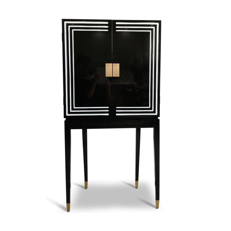 This just oozes class, and is the ideal place for your supply of port and sherry!
A really beautiful piece, and top quality craftsmanship.