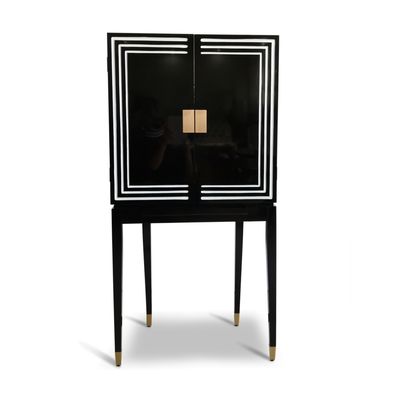 This just oozes class, and is the ideal place for your supply of port and sherry!
A really beautiful piece, and top quality craftsmanship.