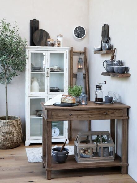 This is the highly attractive Fenetre Display Cabinet in situ, just looking great!