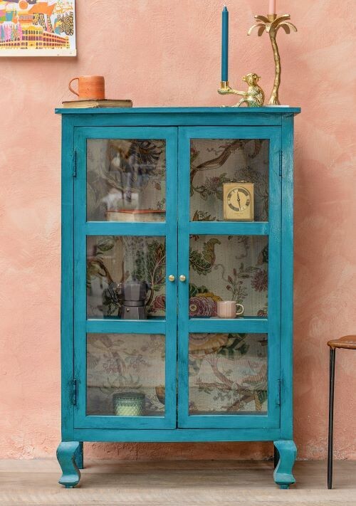 Six glazed panels to safely dis[lay your goodies.
