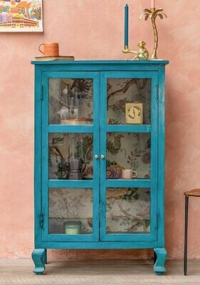 Six glazed panels to safely dis[lay your goodies.