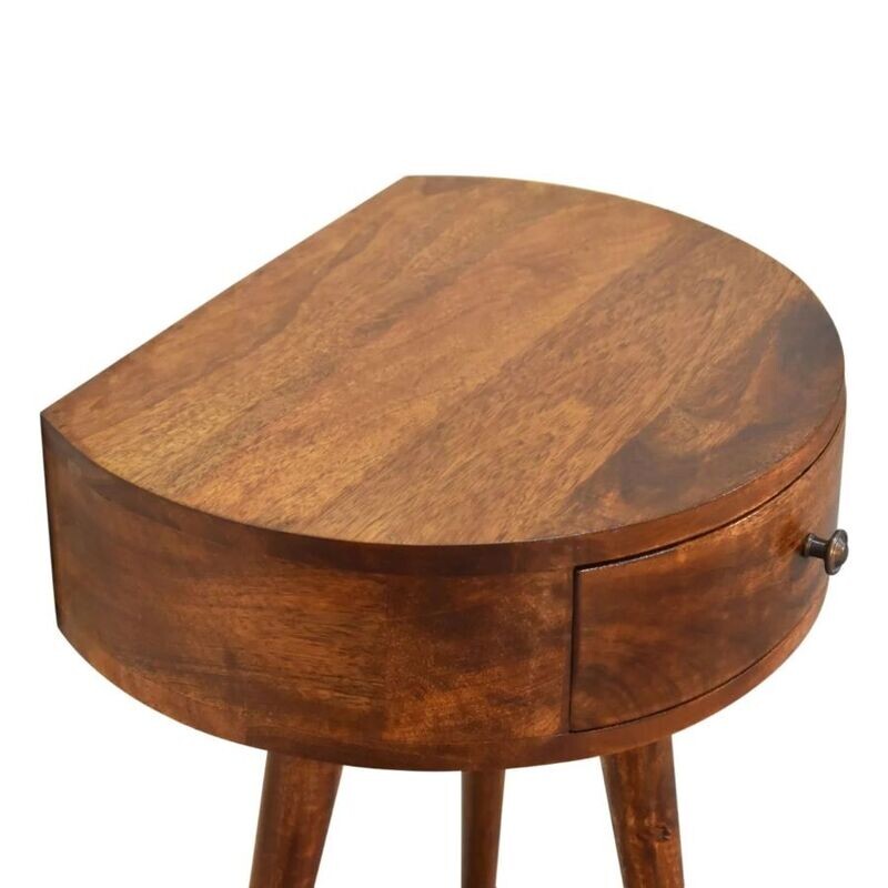 With a lovely chestnut finish, the table top looks quality throughout.