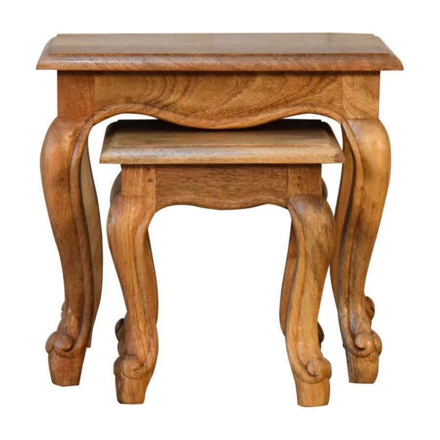 Lacey Oak Finish Nesting Table Set Lacey Oak Finish Nesting Tables
Set of Two
Carved Legs