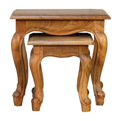 Lacey Oak Finish Nesting Table Set Lacey Oak Finish Nesting Tables
Set of Two
Carved Legs