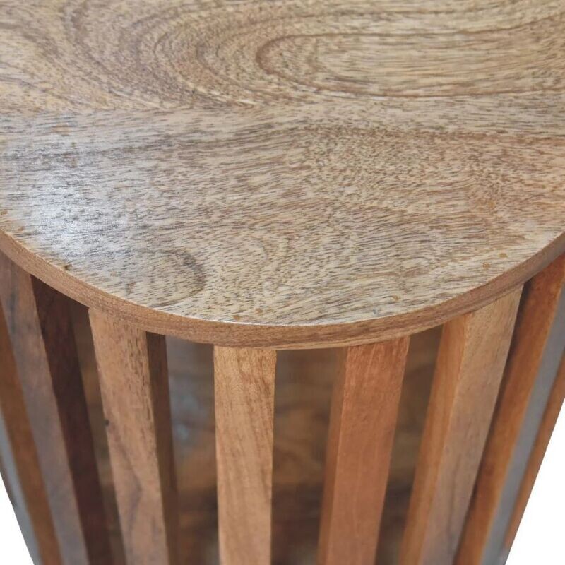 Beautiful grain on the table top and finished in an Oak effect.