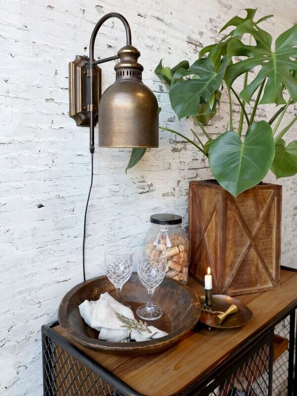 Complements just about every decor