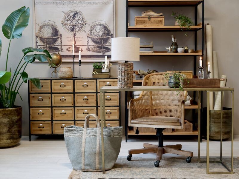It's a real opportunity to get organised with this excellent Bibury Chest