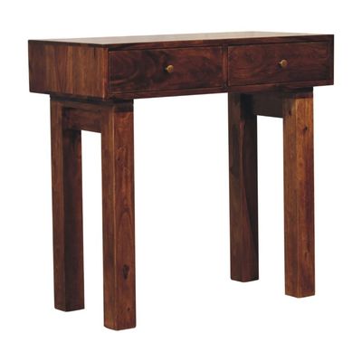 Made of Sheesham wood and finished in a caramel chestnut, this oozes quality