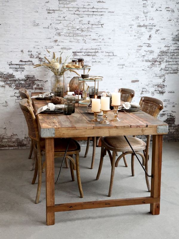 This is the Feast table in a room situation-see how roomy it is.