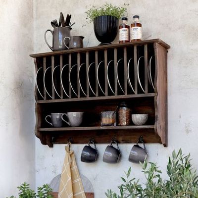 Cuisine Plate Rack.
Recycled natural finish wooded wall mounted plate rack with four hooks.
Set on stone wall and dressed with plates and mugs hanging from hooks