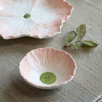 Blush pink ceramic daisy bowl with sculpted petals, a creamy white interior, textured green centre and glossy finish.