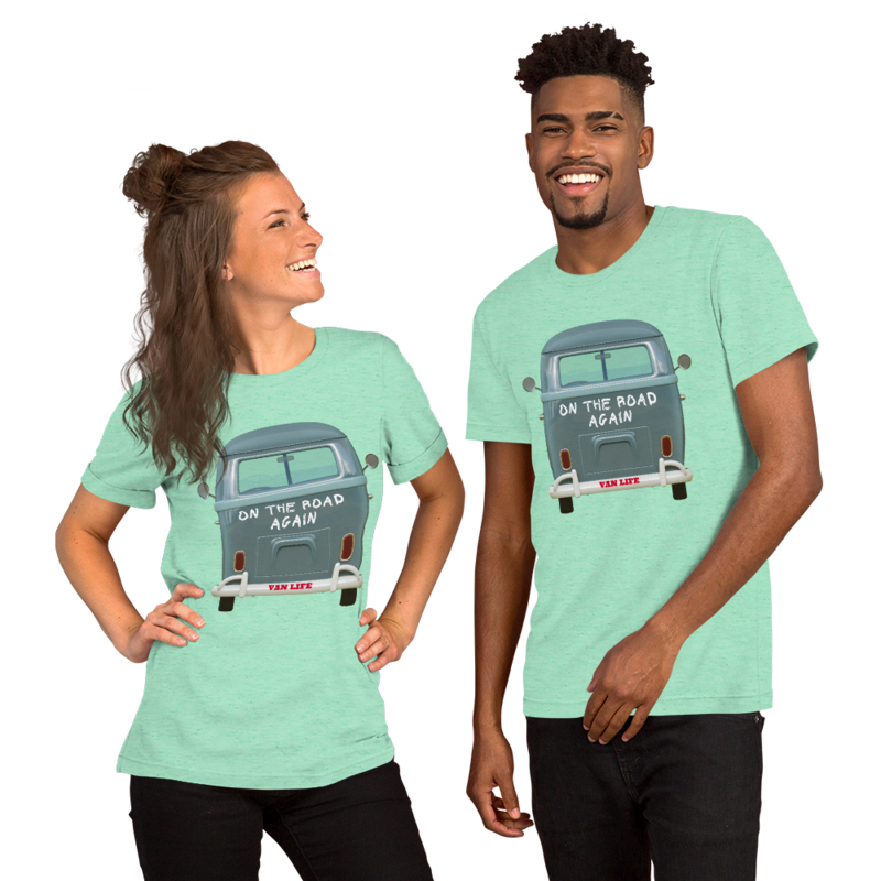 ♫En la carretera de nuevo♫ Viajes y aventuras y La buena vida. Camiseta unisex. (Impresión trasera)