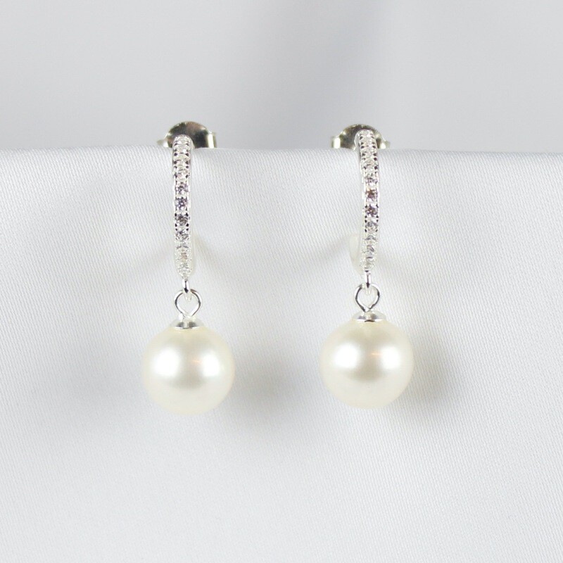 Hvide perleøreringe m. rhinsten.