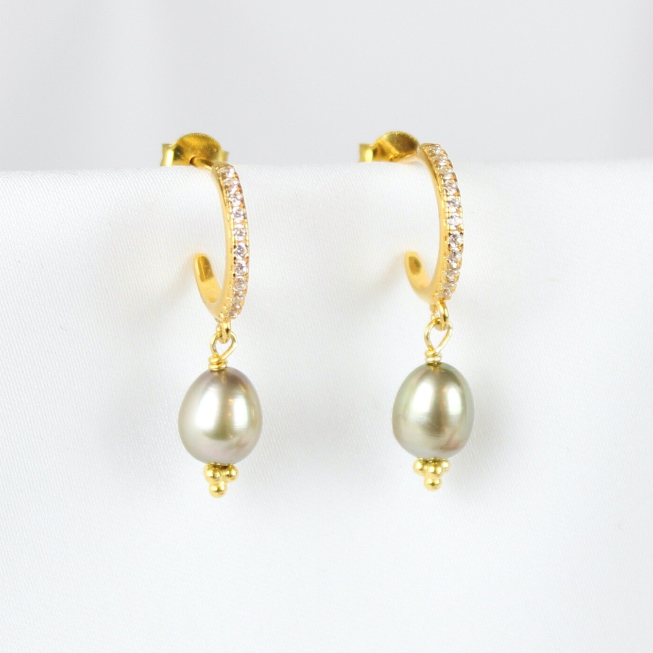 Lysegrønne ferskvandsperle-øreringe m. rhinsten.