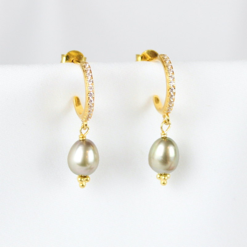 Lysegrønne ferskvandsperle-øreringe m. rhinsten.