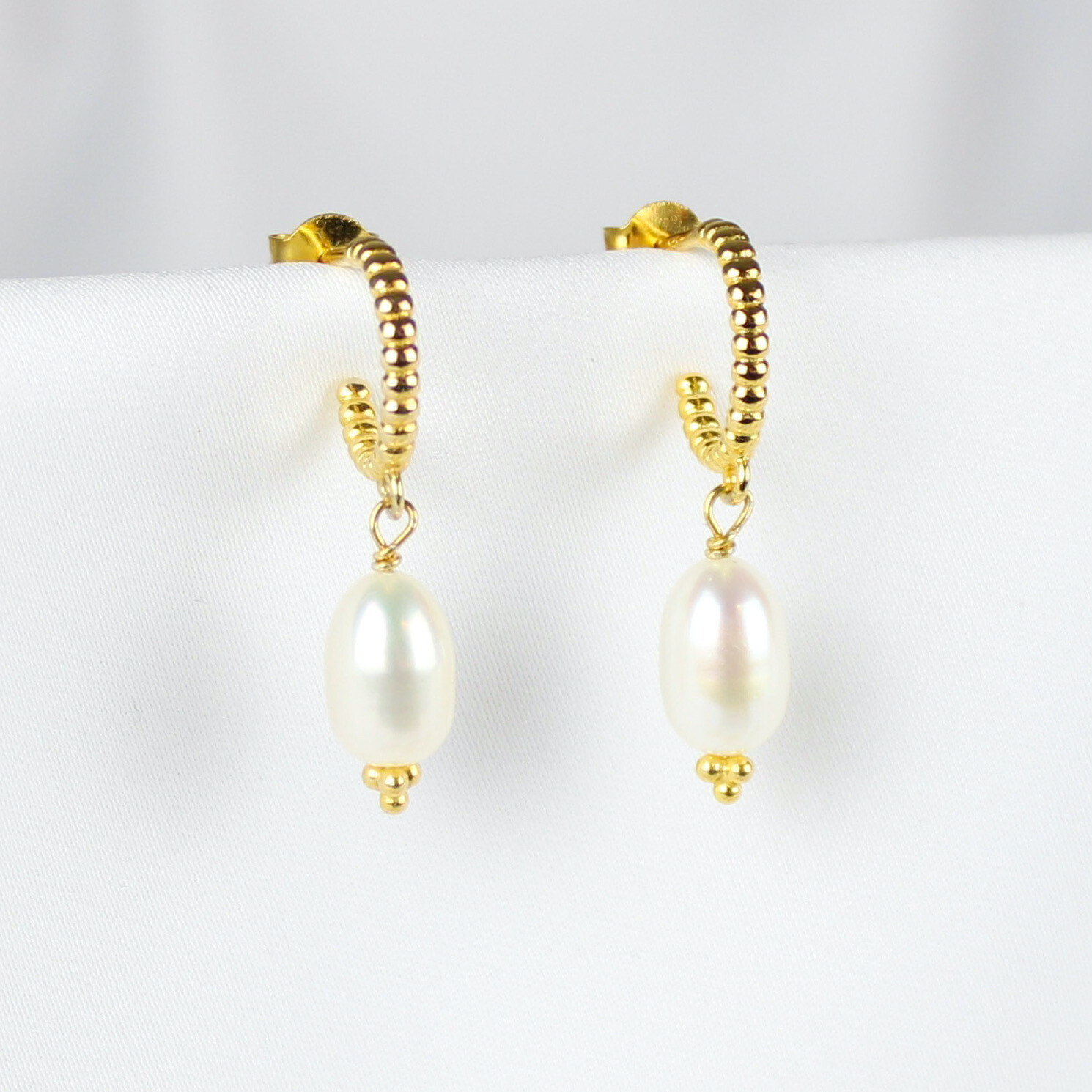 Hvide ferskvandsperle-øreringe m. kugle creoler