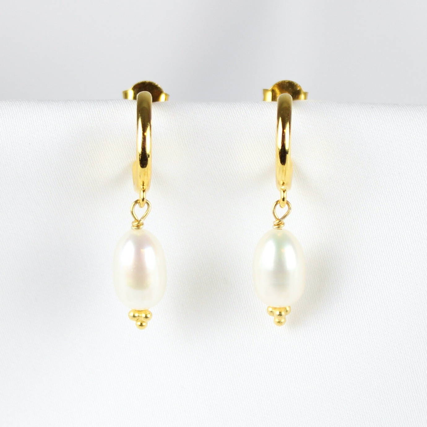 Hvide ferskvandsperle-øreringe