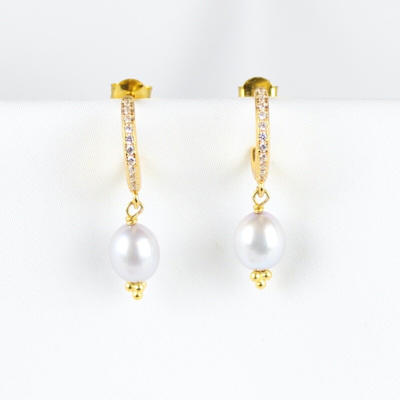 Lyseblå ferskvandsperle øreringe m. rhinsten