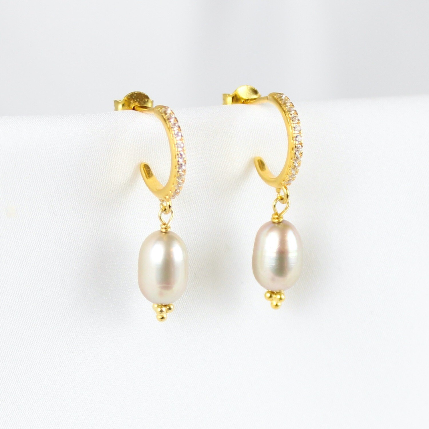 Gyldne ferskvandsperle øreringe m. rhinsten
