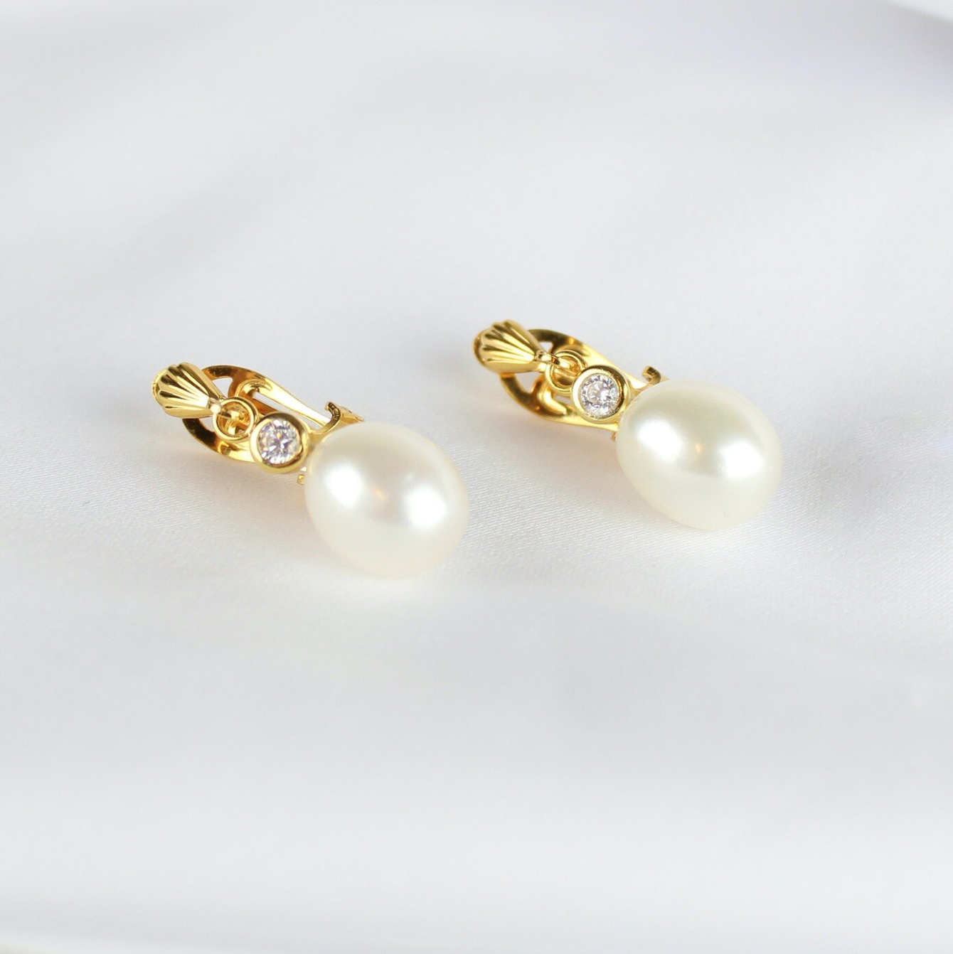 Clips øreringe m. hvide ferskvandsperler &amp; rhinsten