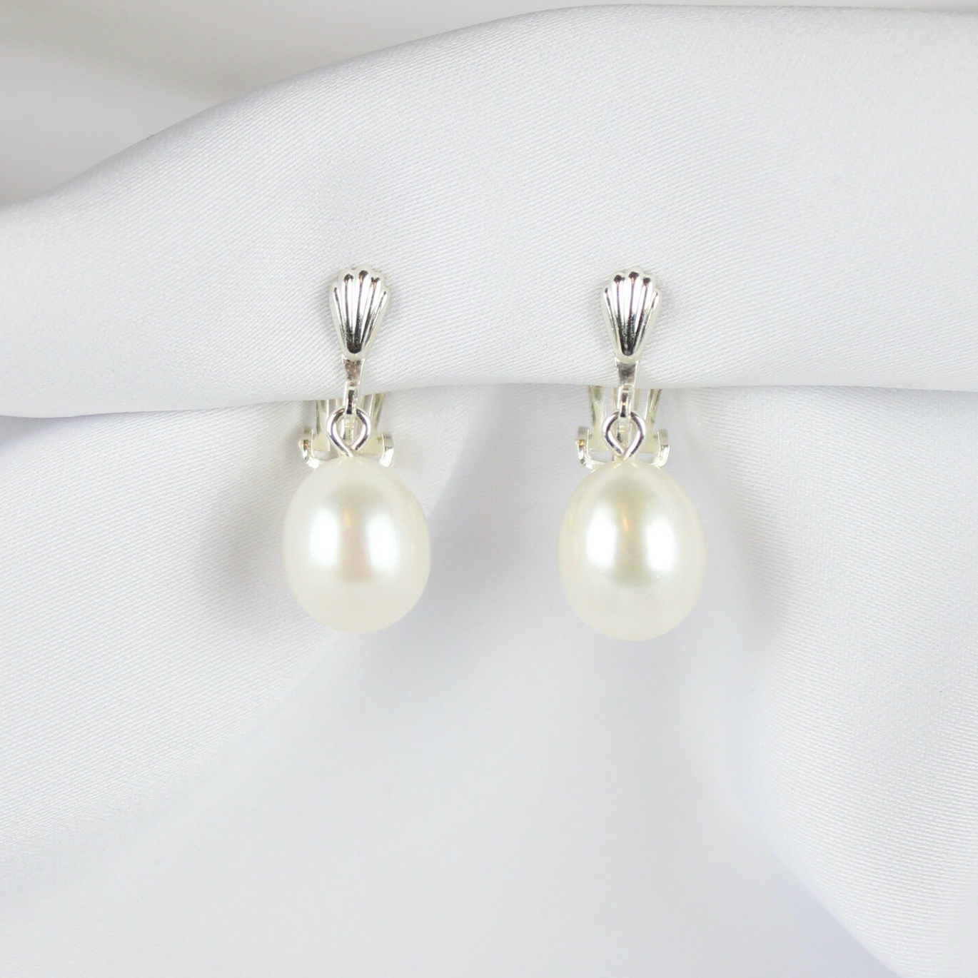 Clips øreringe m. hvide ferskvandsperler