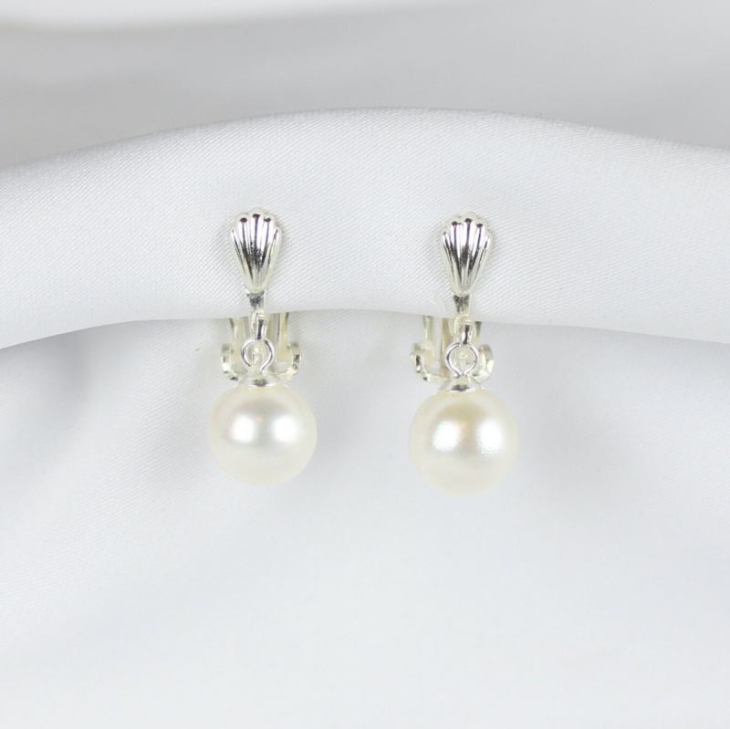 Clips øreringe m. hvide ferskvandsperler