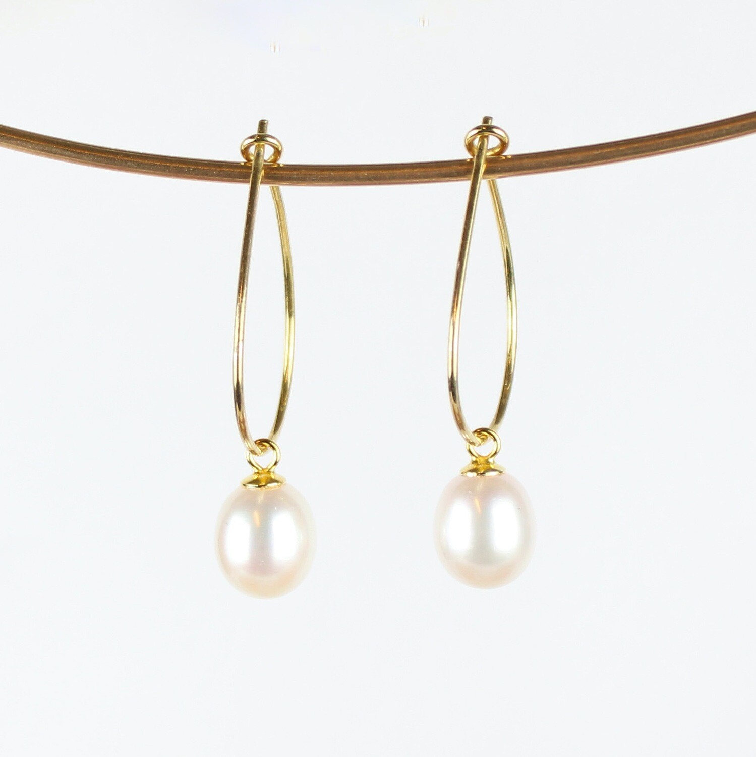 Dråbeformet hoops med hvide ferskvandsperler